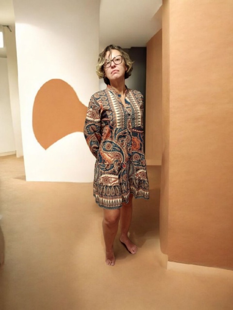 Ciemnoniebieska sukienka z paskiem