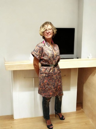 Fioletowy płaszcz z krótkim rękawem