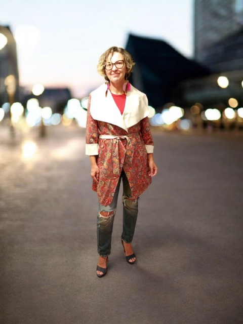 Czerwony ciepły płaszcz orientalny