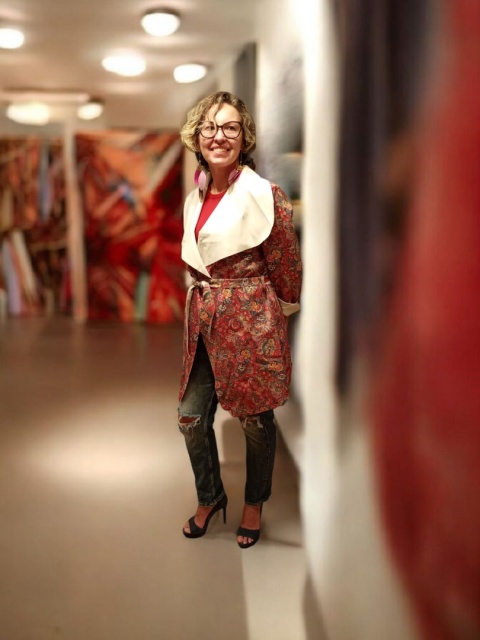 Czerwony ciepły płaszcz orientalny