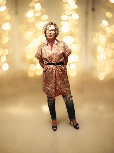 Czerwony płaszcz z krótkim rękawem