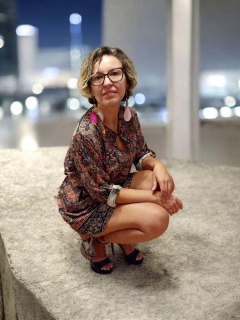 Granatowa sukienka w orientalnym wzorze